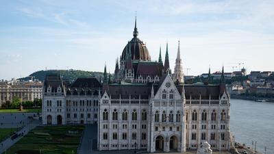 A magyar Országgyűlés vizsgálja a baloldal brüsszeli politikáját