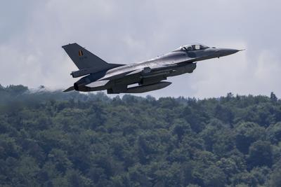 Ukrajna külföldi bázisokon helyezi el az F-16-os vadászgépeket