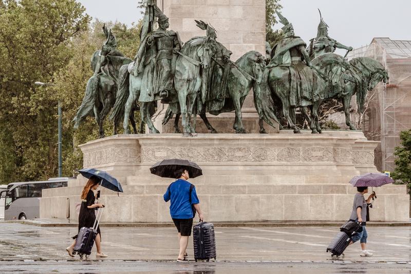 Fülledt péntek: záporok és zivatarok ronthatják el a hangulatot