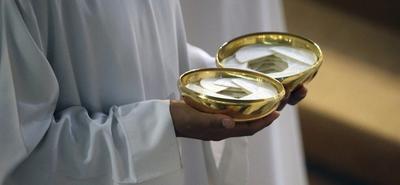 Pap harapott meg egy hívőt a szentáldozás során Floridában